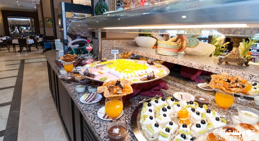 سلف سرویس شیرینی و نوشیدنی هتل	